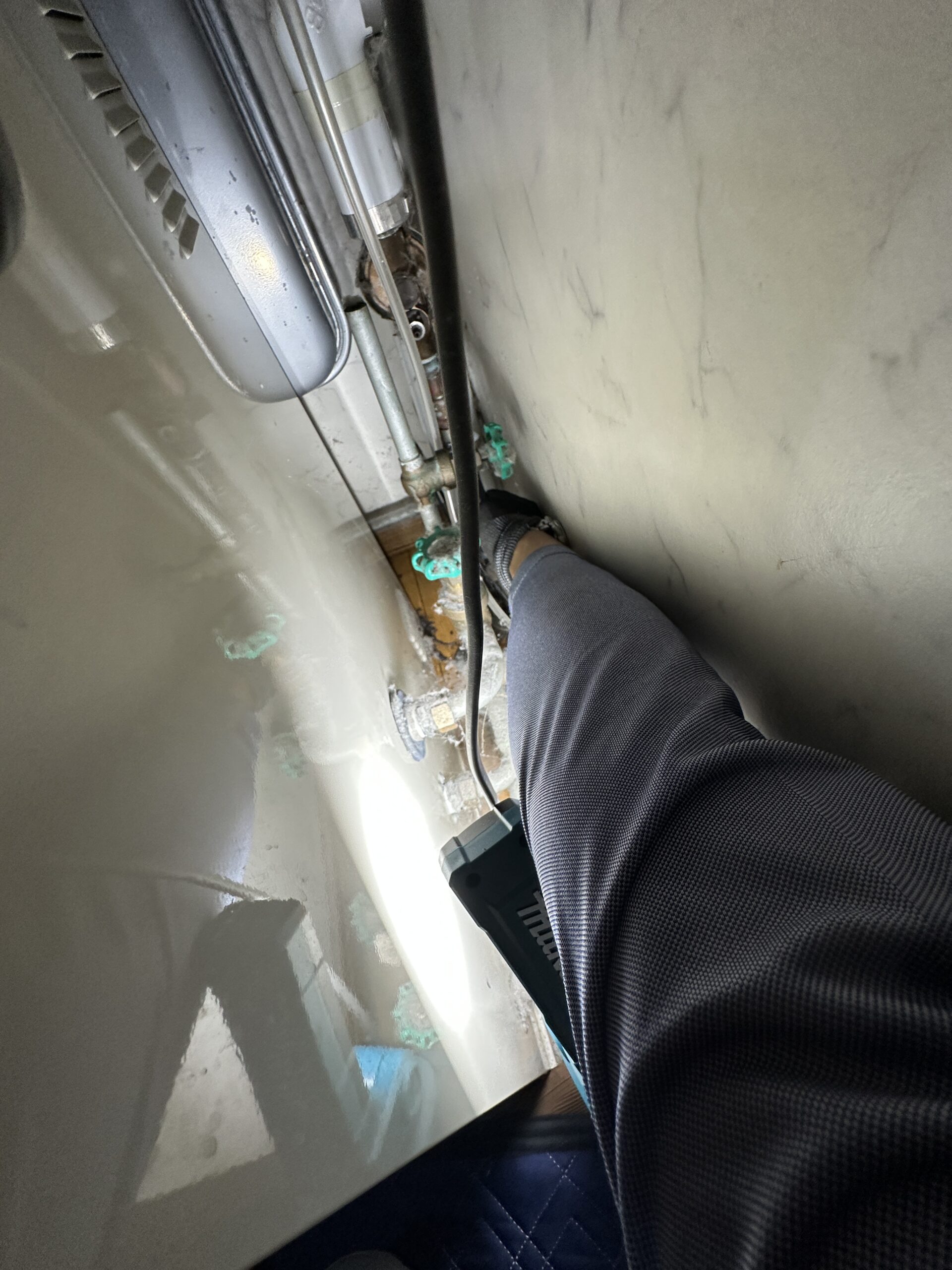 片手しか入らないところでも、パッキン交換できます✋💪